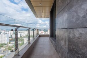 Balkon w bloku mieszkalnym, dewloper