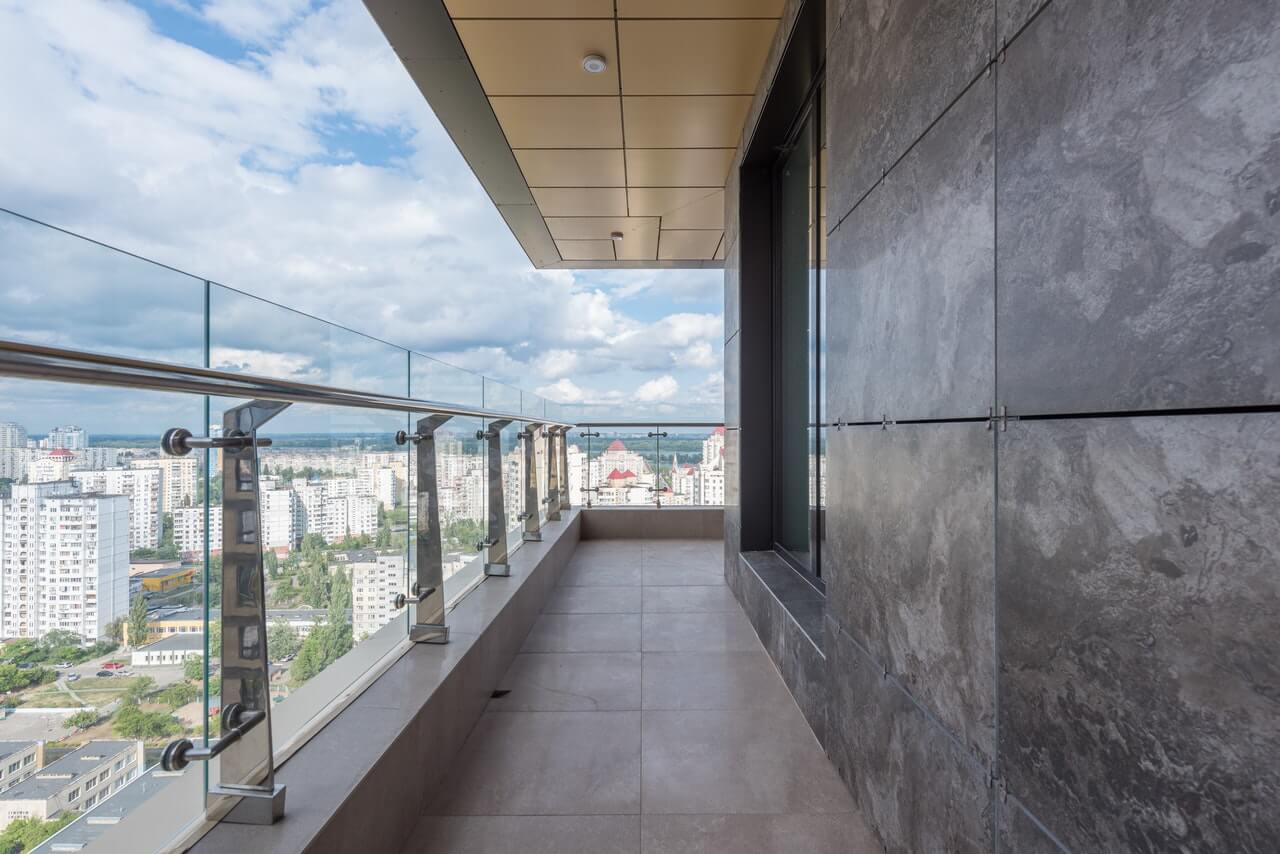 Balkon w bloku mieszkalnym, dewloper